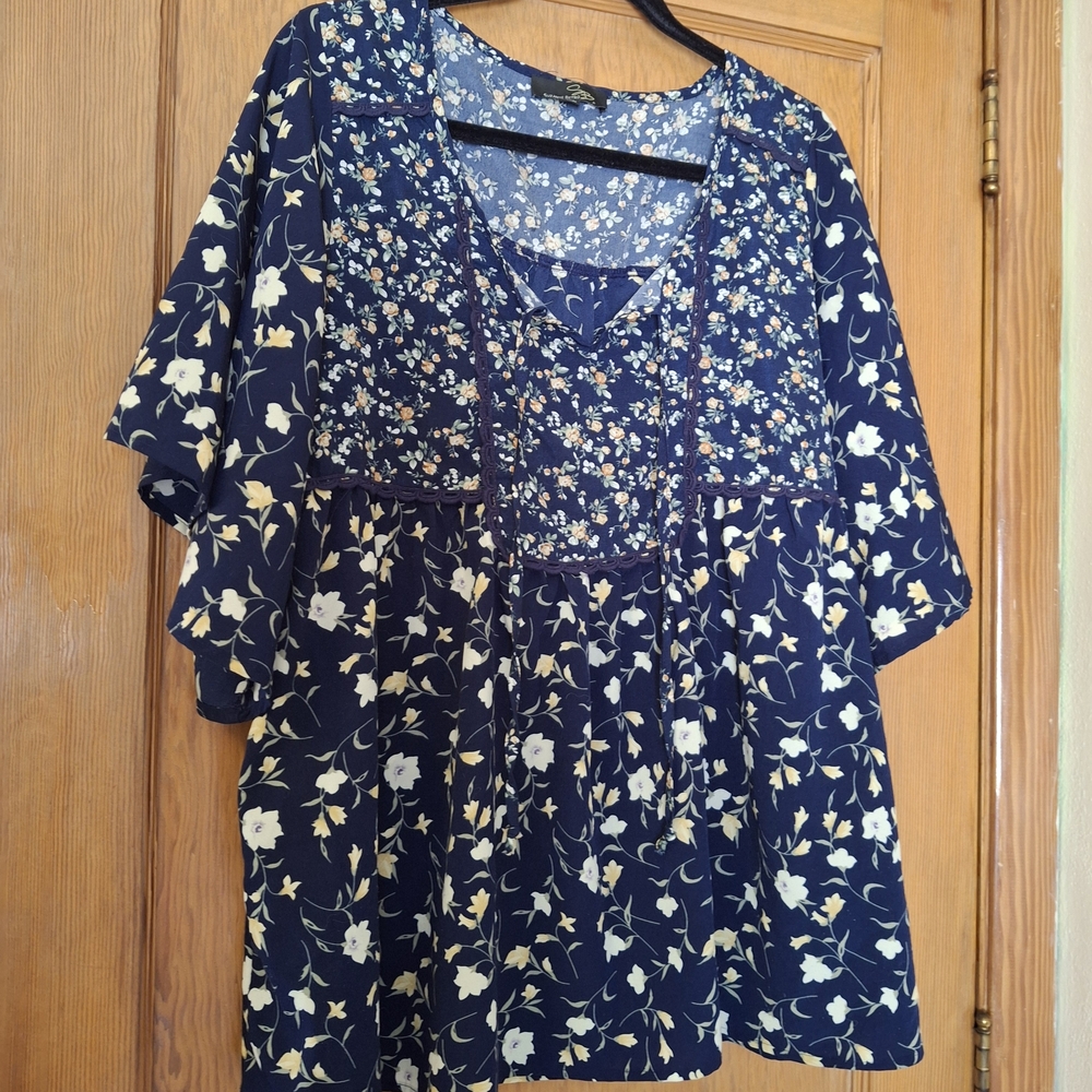 Suzanne Betro Navy and White Floral Tunic Top